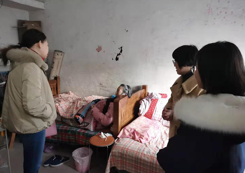 我校开展向家庭经济困难学生送温暖活动