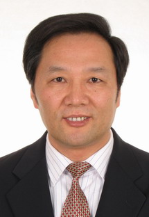 殷雄， 1980年进入原南通师范专科学校学习