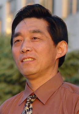 王学东, 1977年进入原扬州师范学院南通分院学习