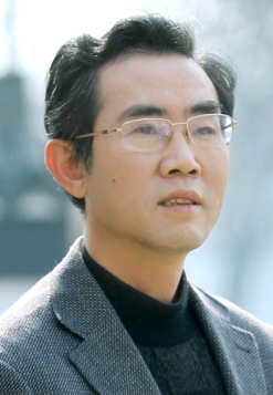 孙汝建， 1977年进入原扬州师范学院南通分院学习